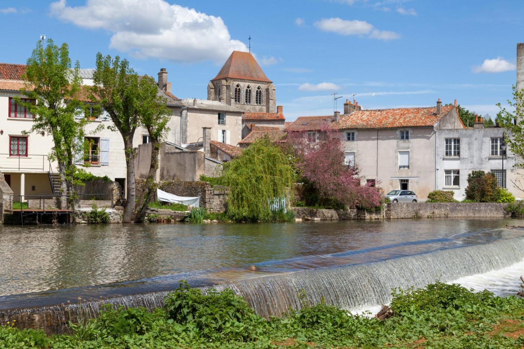 Gite L'Oree Des Buis, Piscine Privatisable Vouille  Экстерьер фото